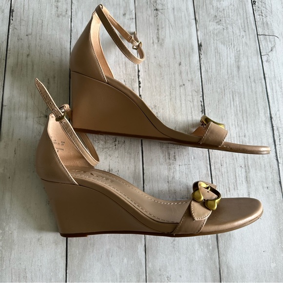 PREOWNED WOMENS COACH BIG BUCKLE NUDE WEDGE HEELS SIZE 8.5 - Picture 3 of 9